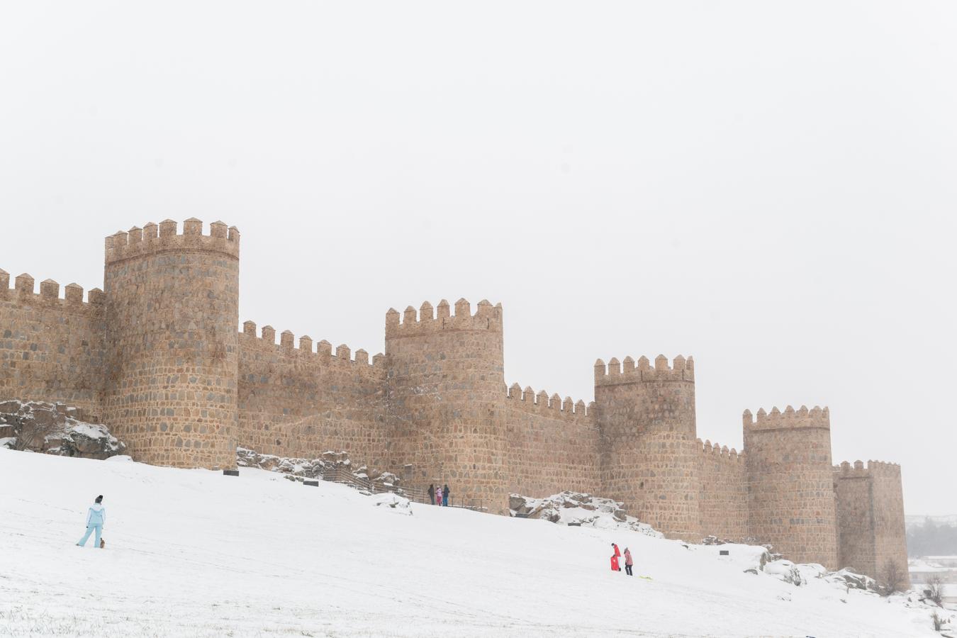 La muralla de Ávila, rodeada de un manto blanco. 