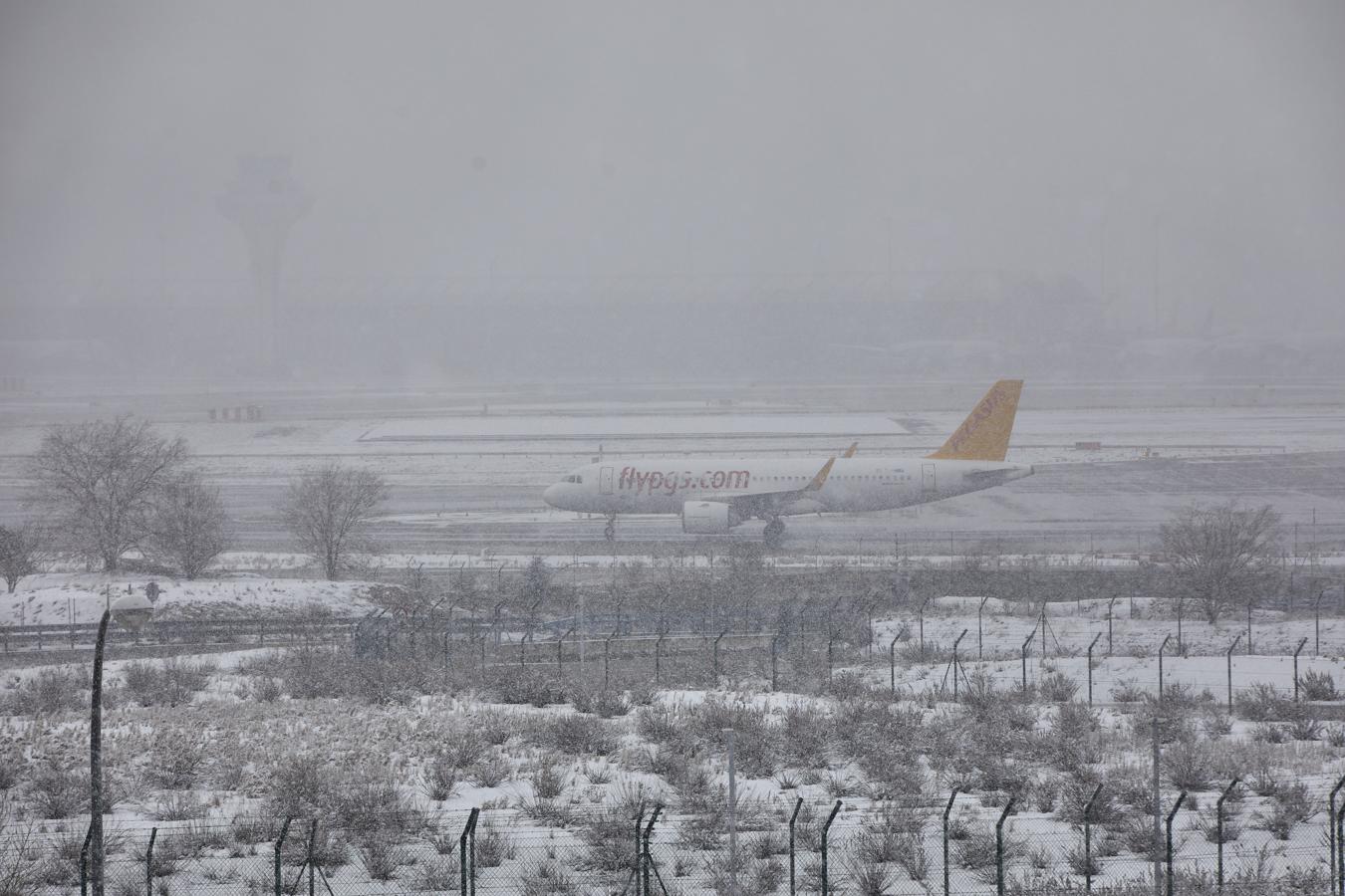 El aeropuerto de Barajas ha tenido que cancelar todos sus vuelos. 