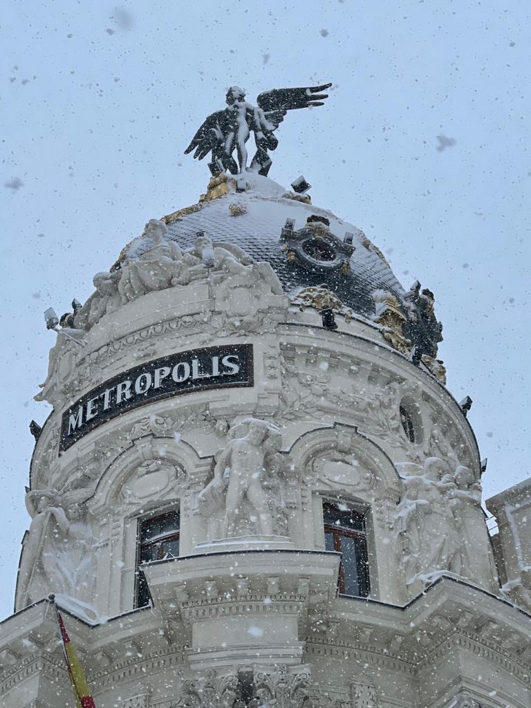 Imagen del edificio Metrópoli (Gran Vía de Madrid), cercado por la nieve. 