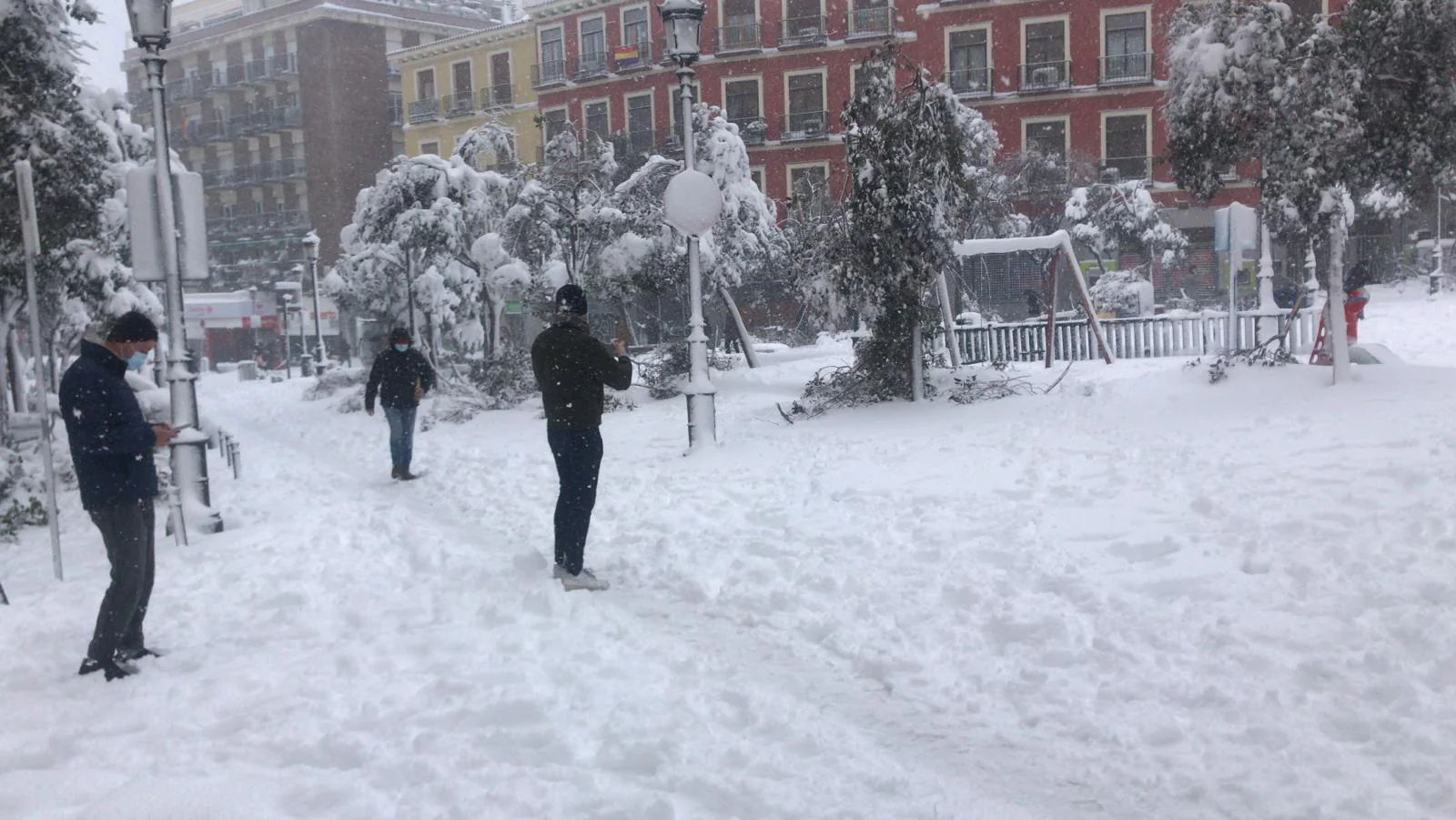 Un parque de Lavapiés (Madrid), completamente cubierto por la nieve. 