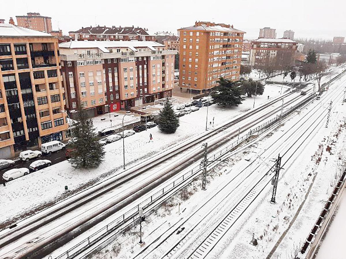 La nieve cubre las vías a su paso por la capital palentina