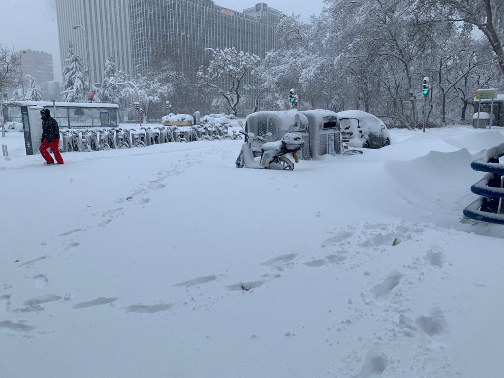 En el paseo de la Castellana (Madrid), resultaba imposible diferenciar entre lo que es asfalto y lo que es acera. 