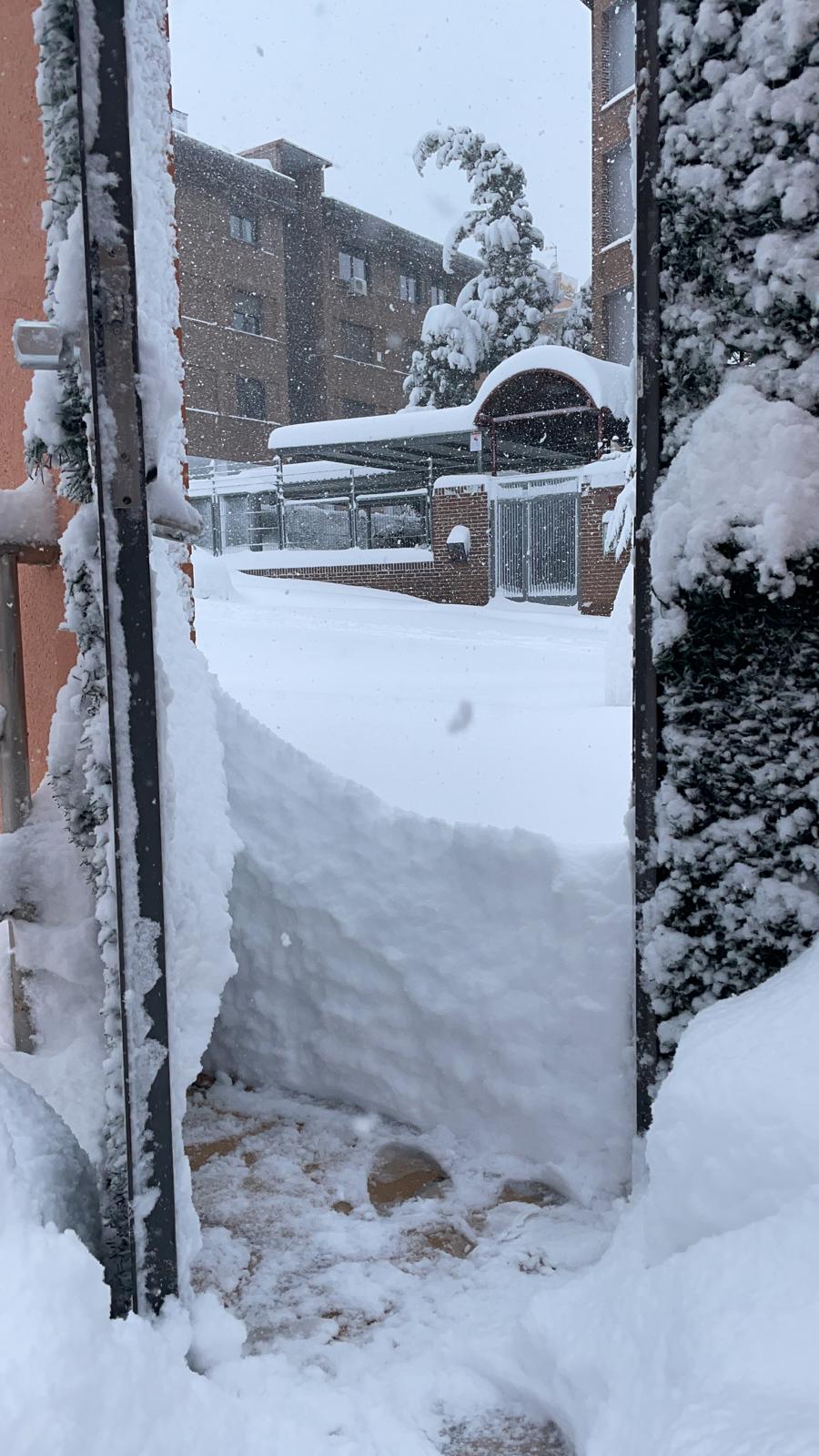En algunos puntos de Madrid, la nieve ha superado el medio metro de espesor. 