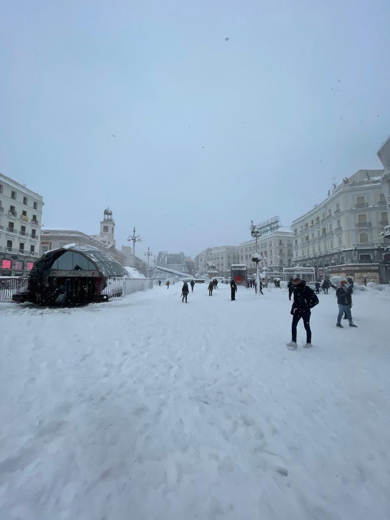 Imagen de la Puerta del Sol de Madrid, totalmente cubierta por la nieve. 