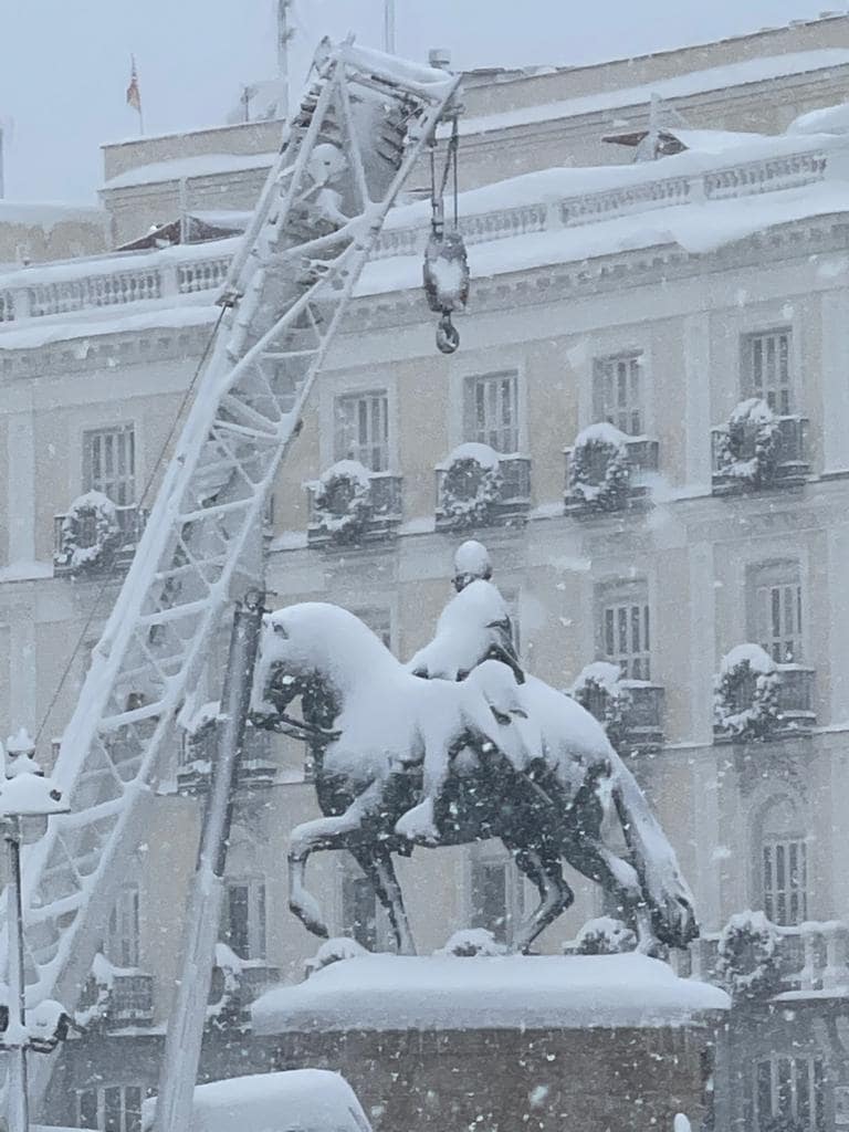 Imagen de la Puerta del Sol de Madrid, totalmente cubierta por la nieve. 