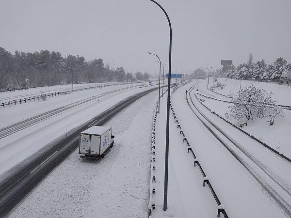 La A3, a su paso por Rivas Vaciamadrid, convertida en una pista prácticamente esquiable. 