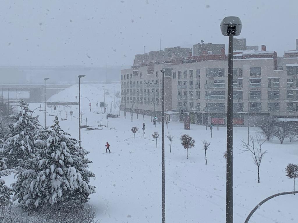 El barrio de Las Tablas (Madrid), donde algunos valientes se han atrevido a salir con los esquís. 