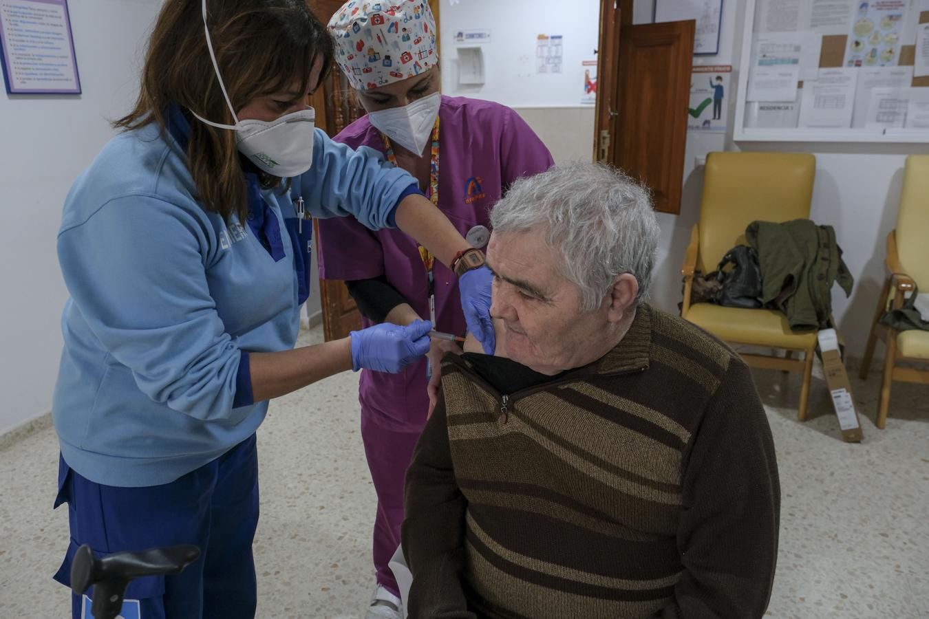 FOTOS: Así es una jornada de vacunación en una residencia de mayores