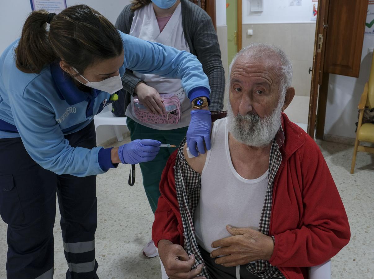 FOTOS: Así es una jornada de vacunación en una residencia de mayores