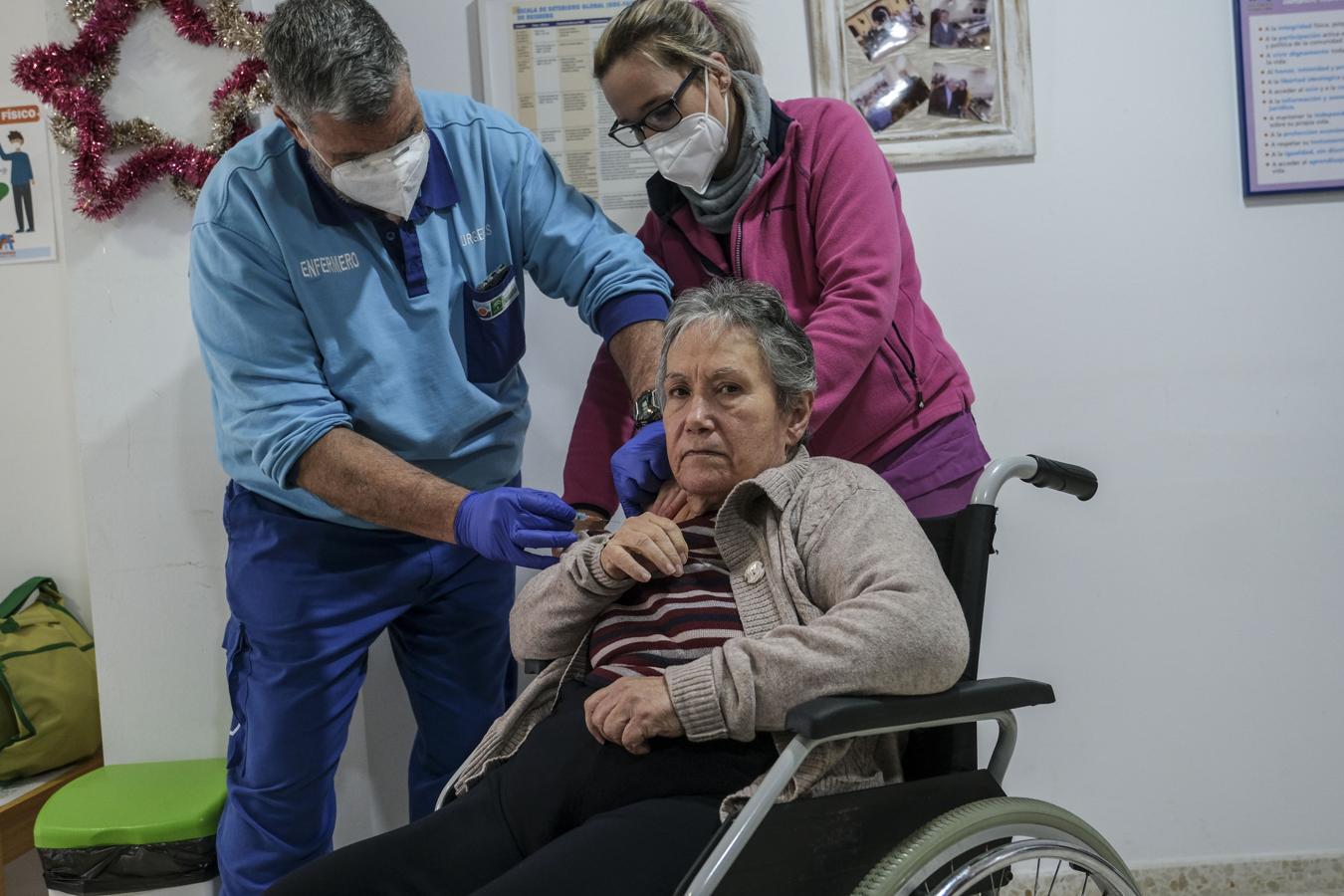 FOTOS: Así es una jornada de vacunación en una residencia de mayores