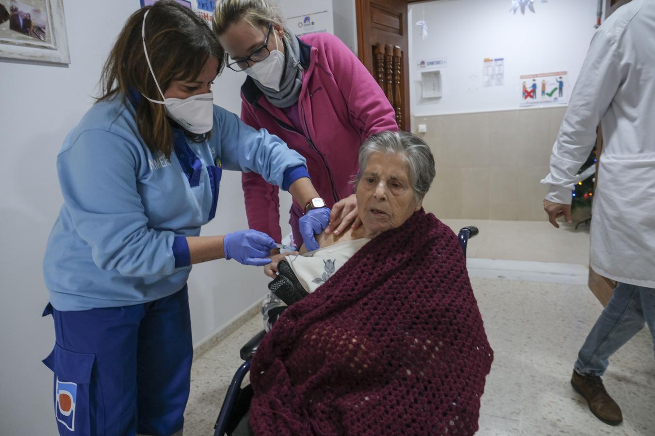 FOTOS: Así es una jornada de vacunación en una residencia de mayores