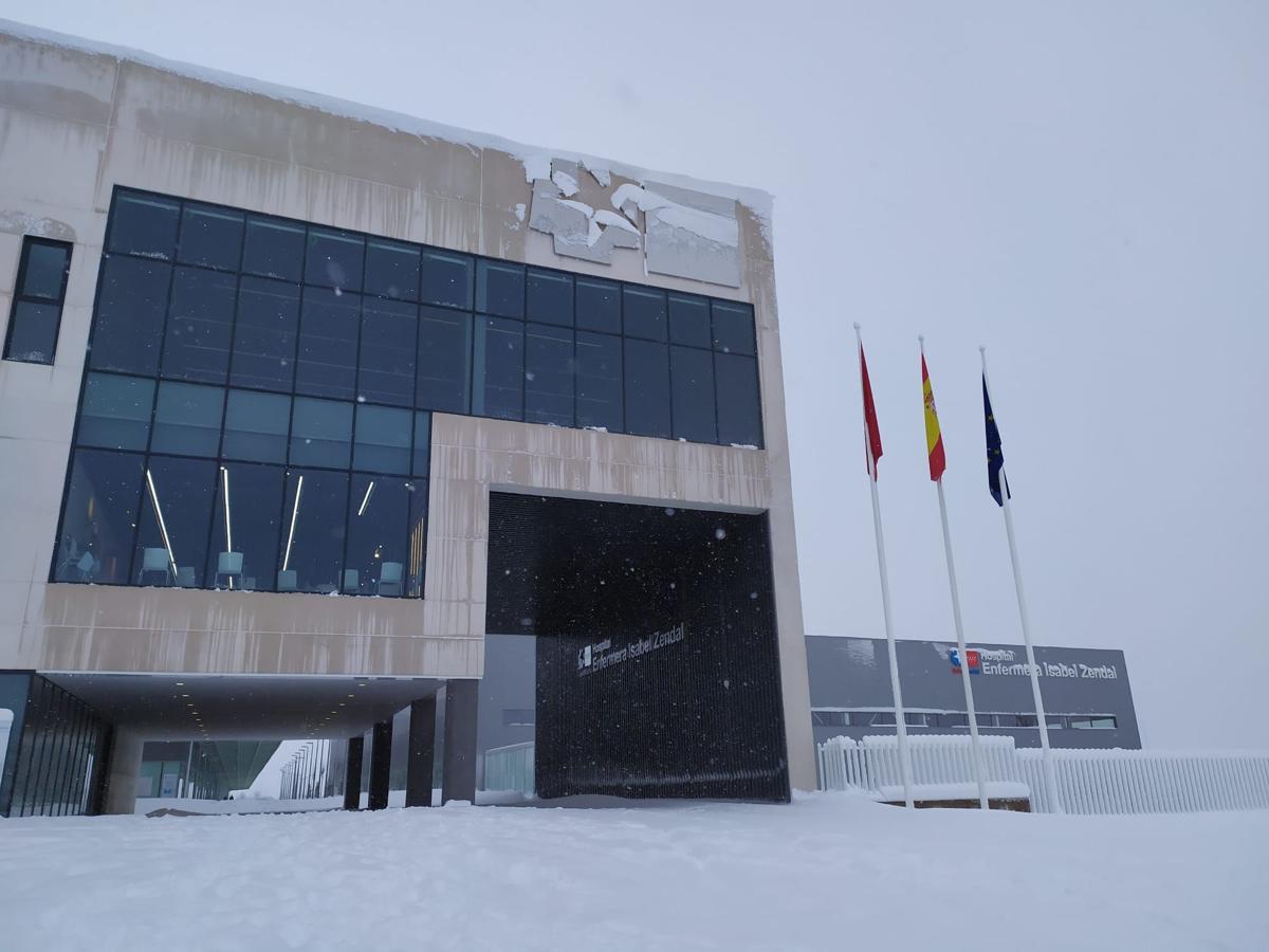 Así luce el Isabel Zendal. El hospital Enfermera Isabel Zendal, que es el más pacientes de Covid-19 atiende en estos momentos, luce repleto de nieve a su entrada.