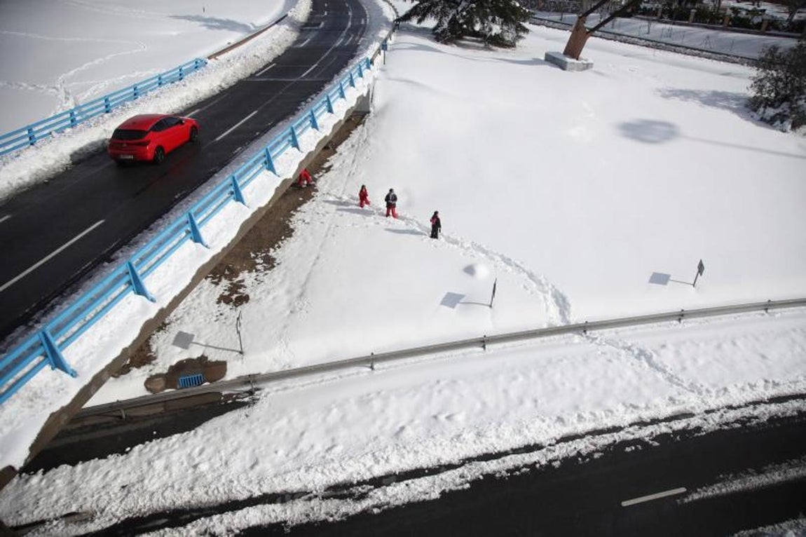 Vuelve la circulación a la M-30. Los coches circulan por la M-30, parcialmente despejada de nieve en las inmediaciones del Hospital La Paz , tras el paso de la tormenta Filomena por Madrid.