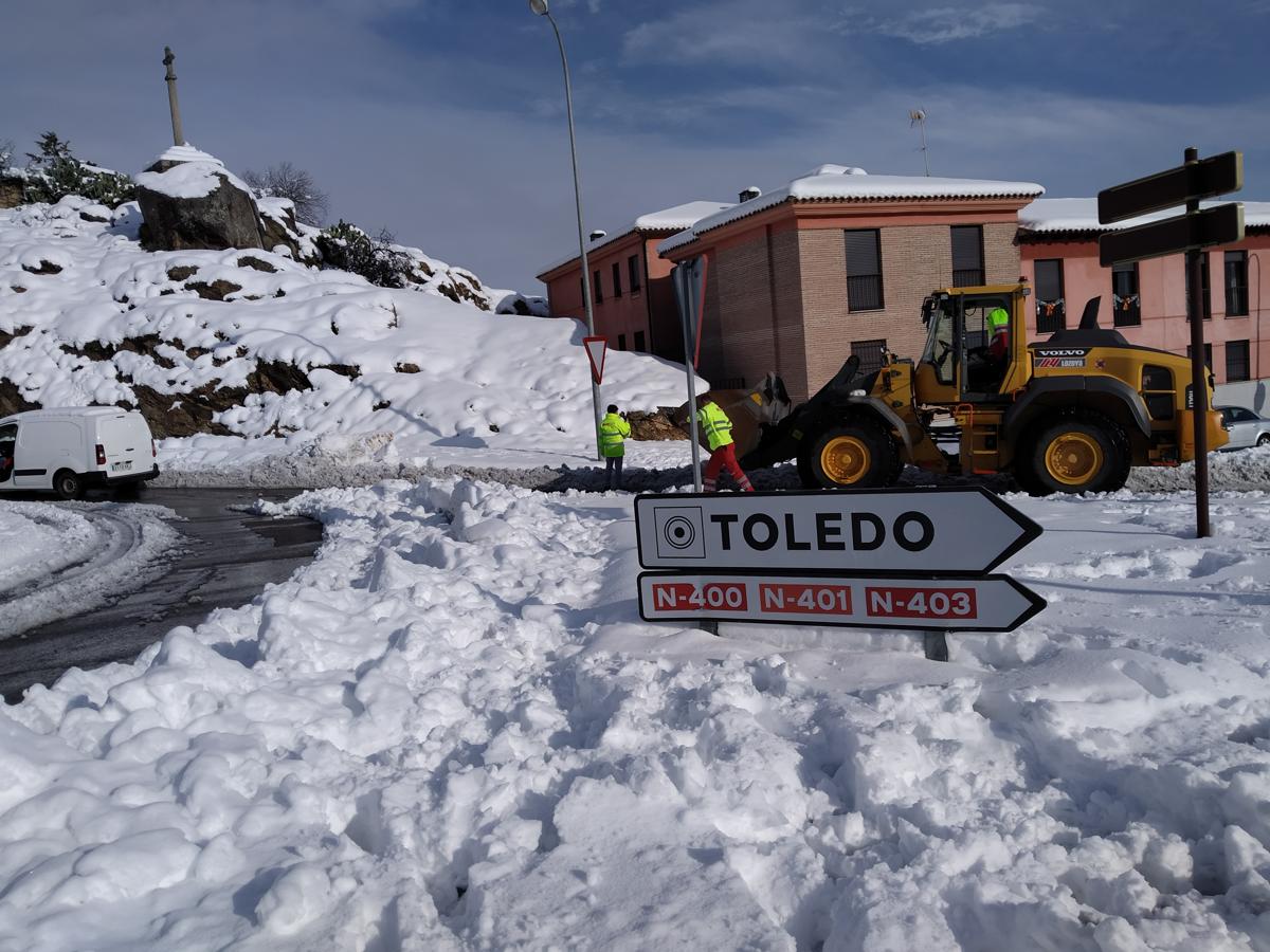 Una pala excavadora, camino de otro servicio