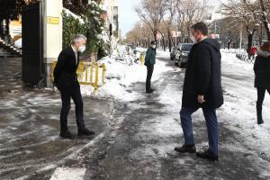 Sánchez, recibido por Marlaska, pisan con cuidado para no resbalar. 