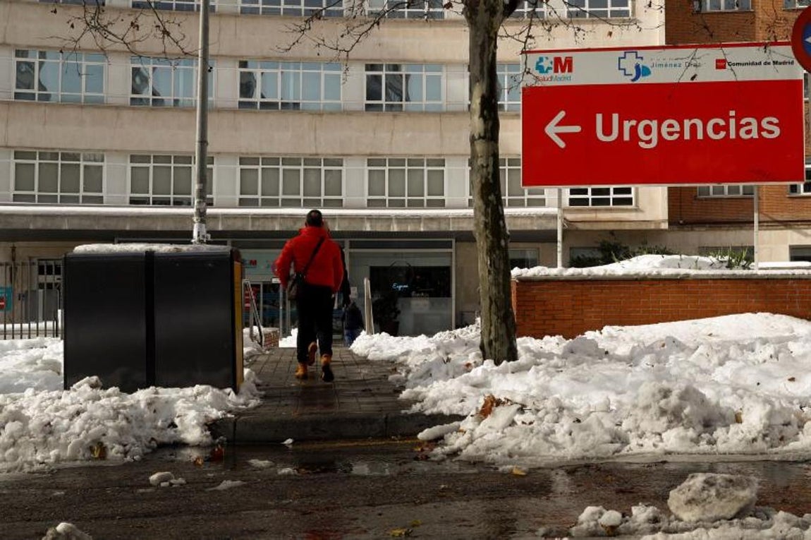 Accesos a hospitales despejados. El acceso al Hospital Fundación Jiménez Díaz, en Moncloa, está ya despejado para facilitar la labor de los sanitarios.