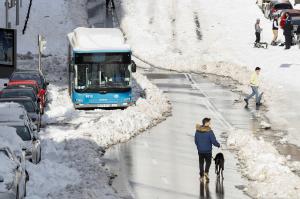 Un autobús abandonado en la avenida de Pablo Iglesias (Madrid). El Ayuntamiento pide que no se recojan los vehículos varados en la M-30. 