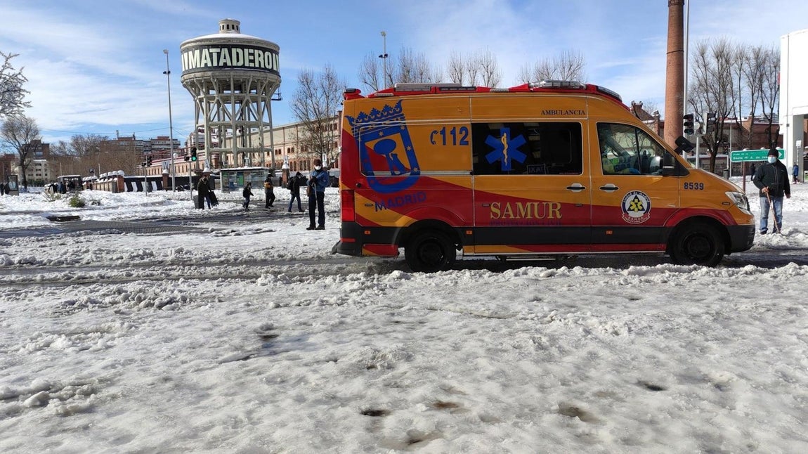 Carriles frente al Matadero. Una ambulancia del SAMUR circula por la Plaza de Legazpi en Madrid, este domingo. La M-30 ya vuelve a tener carriles habilitados a la circulación en ambos sentidos, tras haber quedado cortada el sábado por la nieve, aunque el Ayuntamiento de Madrid ha pedido este domingo no acudir a retirar los coches abandonados en la carretera de circunvalación, que serán trasladados gratuitamente a un depósito municipal.