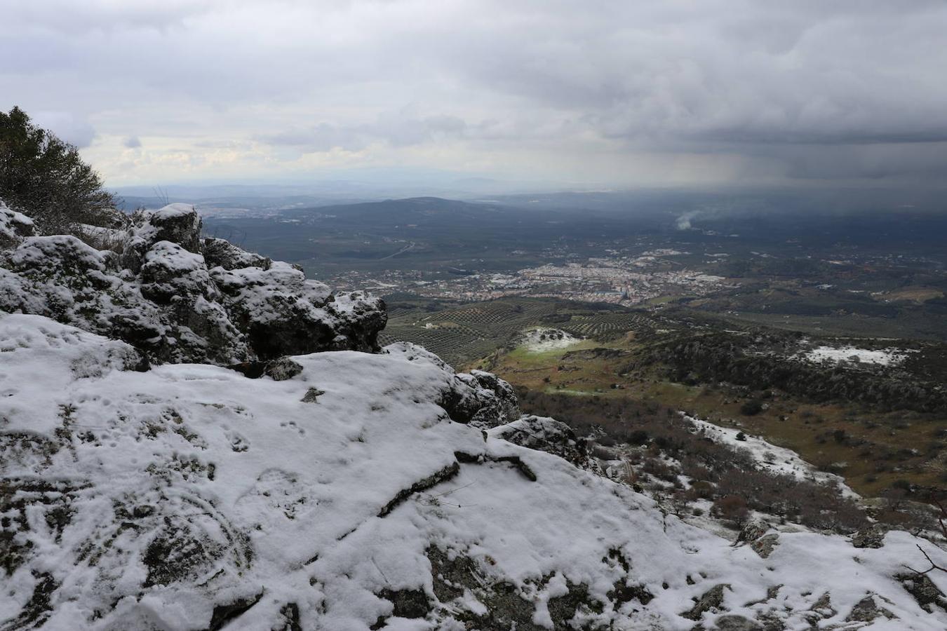 La nieve en la Sierra de Cabra este domingo, en imágenes