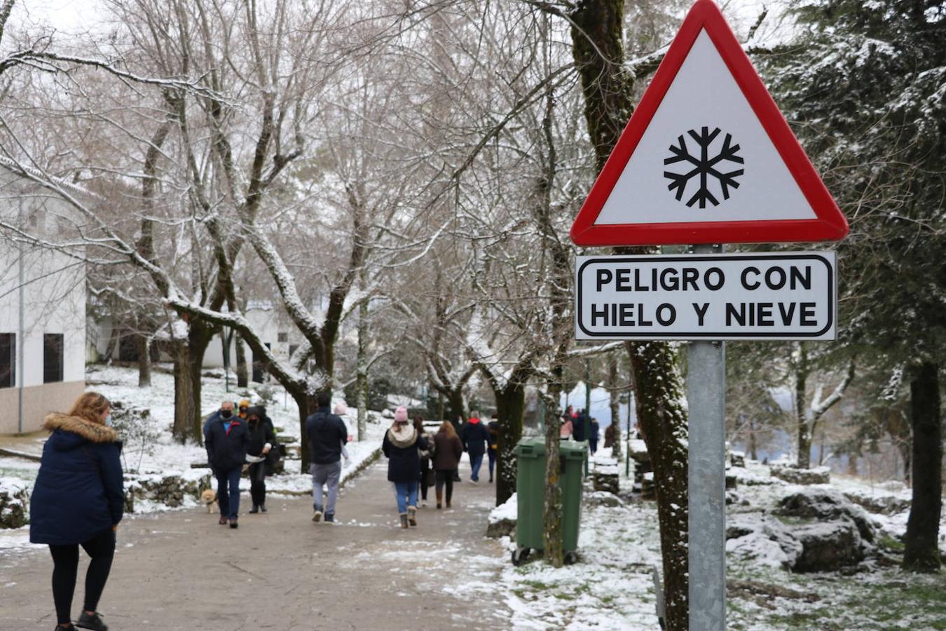 La nieve en la Sierra de Cabra este domingo, en imágenes