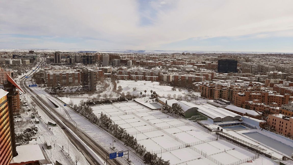 Vista desde las Torres Blancas. Vista general desde el edificio Torres blancas este domingo en Madrid, tras el paso del temporal Filomena. Se puede apreciar cómo las quitanieves han ido abriendo un carril de paso en la autopista A-2.