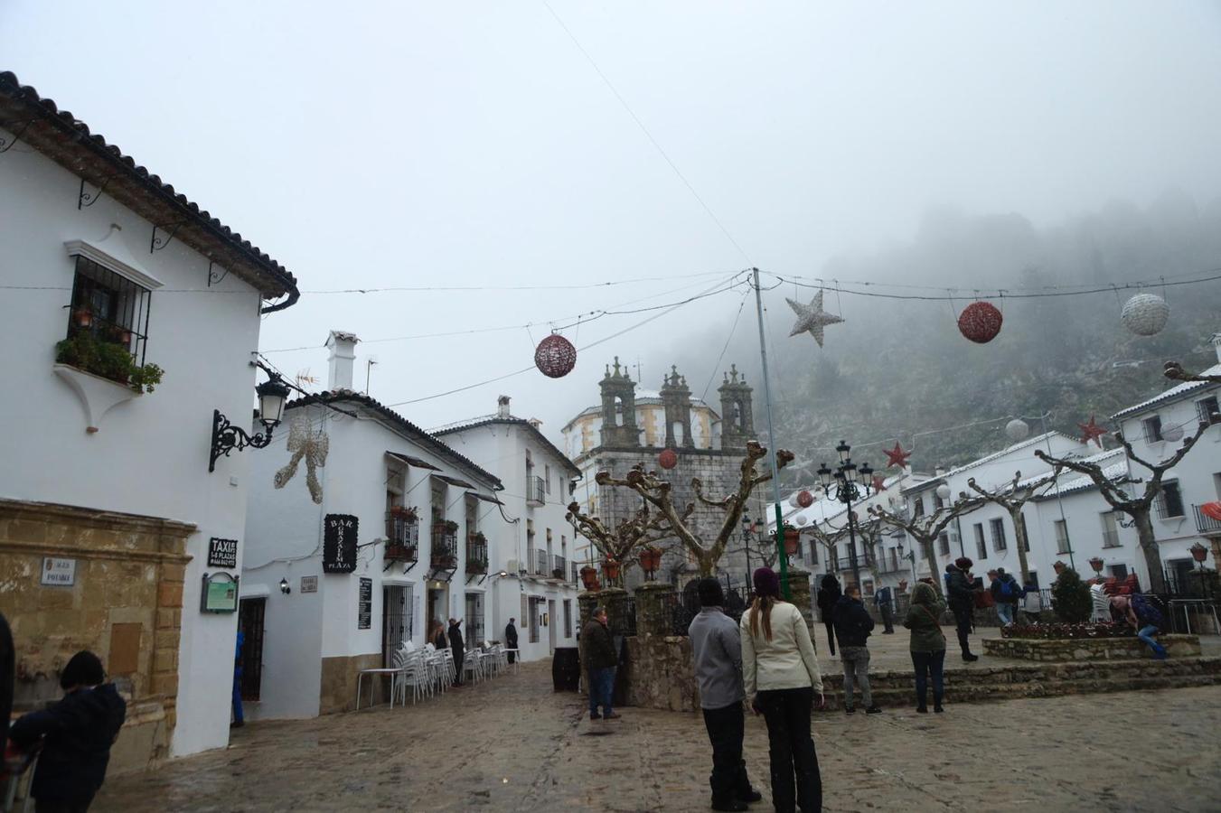 FOTOS: Grazalema se cubre de nieve