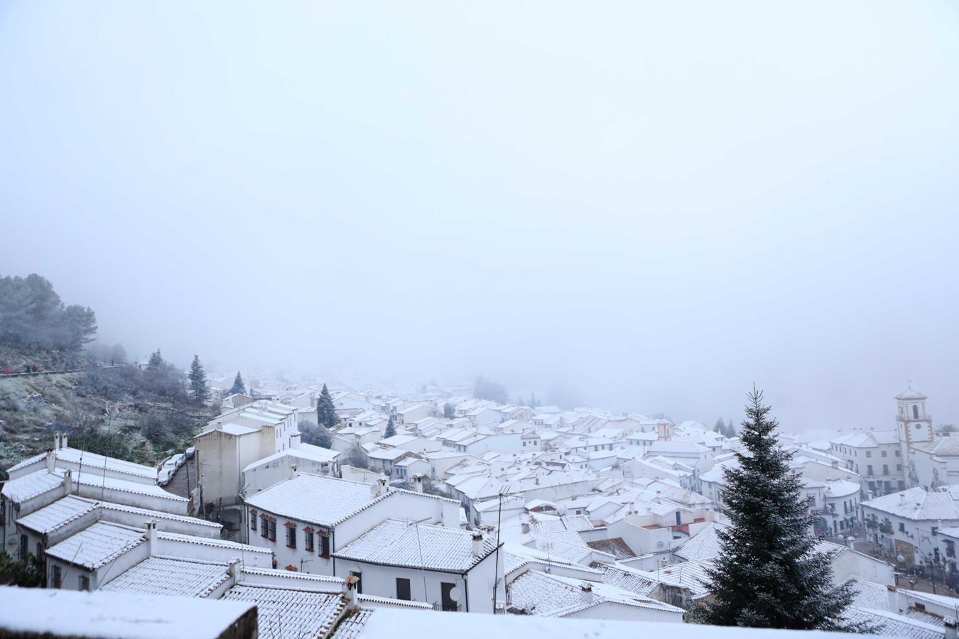 FOTOS: Grazalema se cubre de nieve