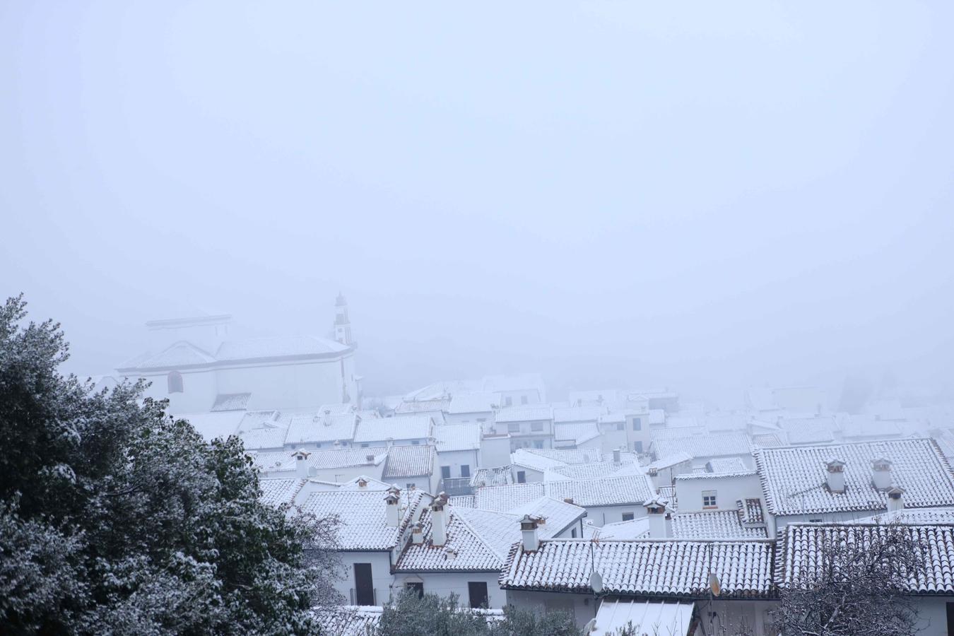 FOTOS: Grazalema se cubre de nieve