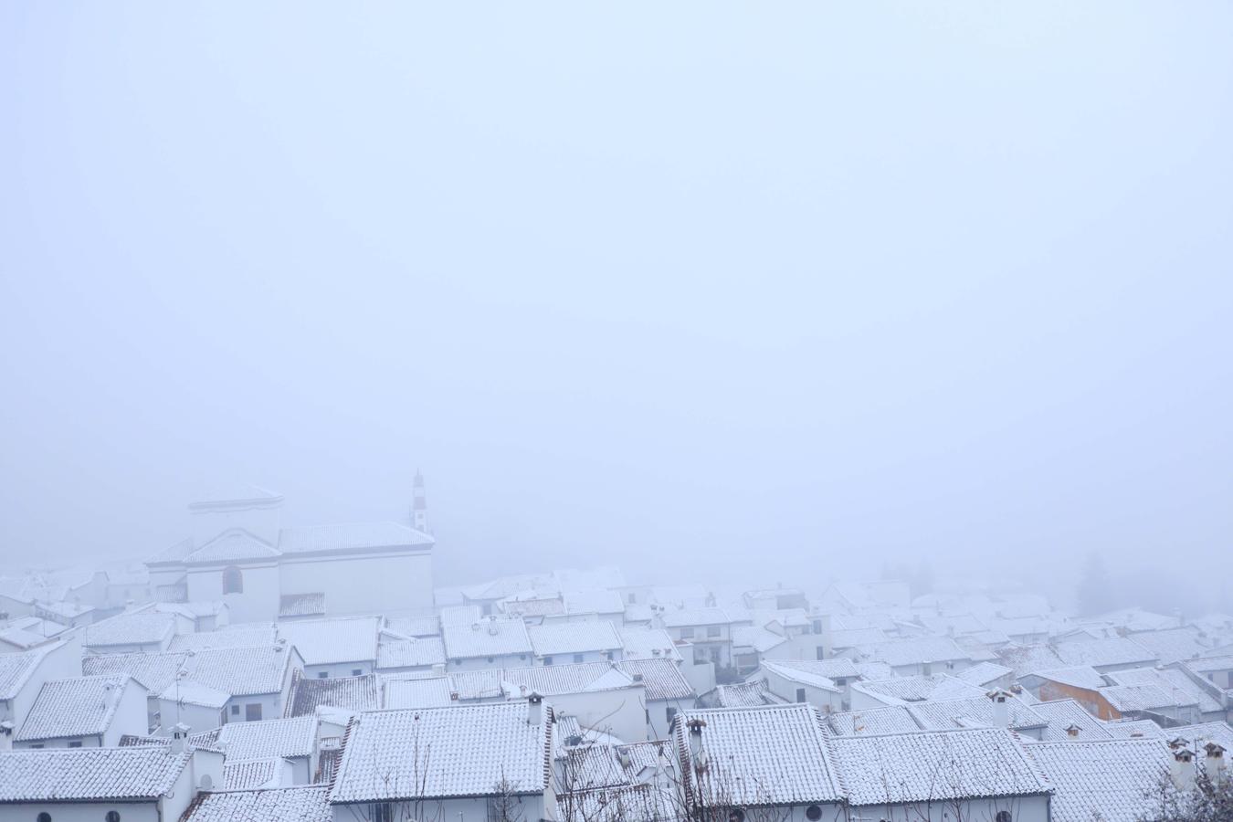 FOTOS: Grazalema se cubre de nieve