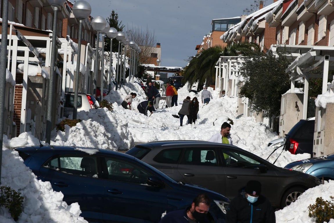 La unión entre vecinos hace la fuerza. Vecinos de la una urbanización de Valdemoro se afanan en limpiar de nieve sus zonas comunes tras la intensa nevada de estos días pasados ante la amenaza de grandes heladas.