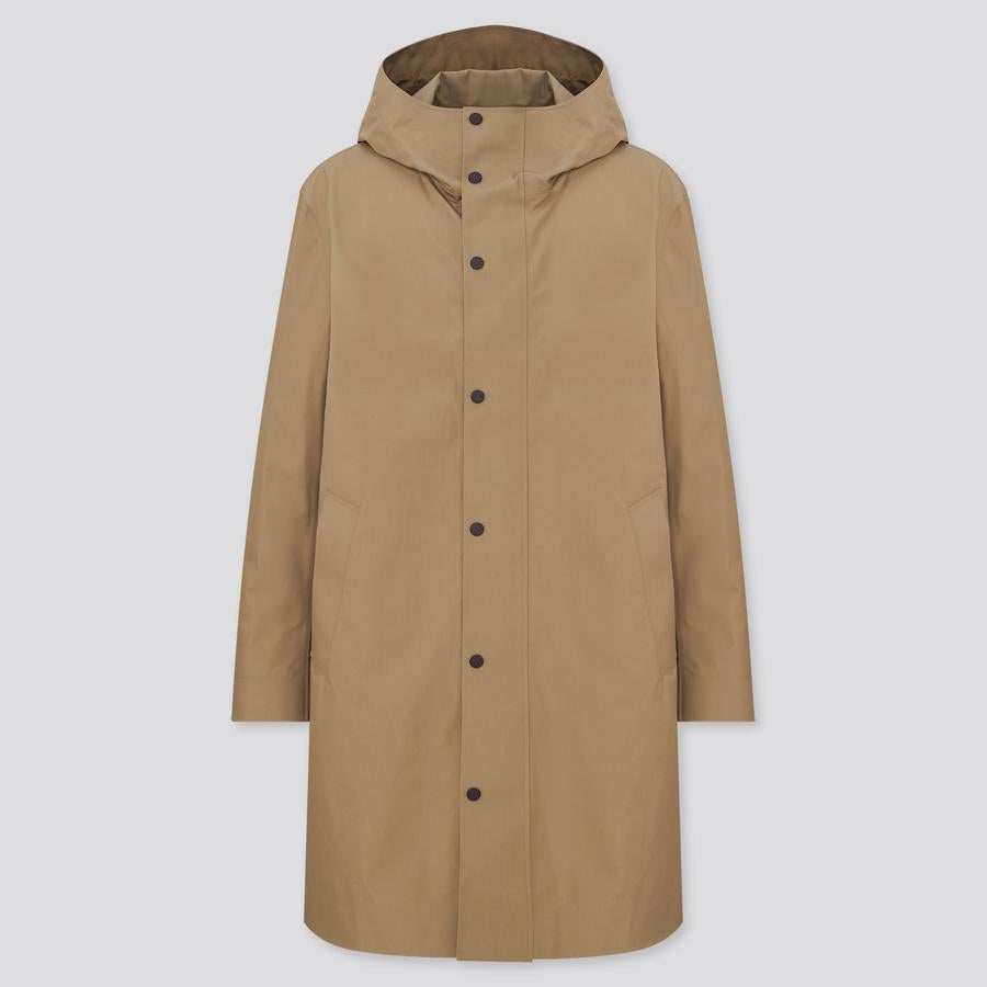Abrigo Blocktech, de Uniqlo. Protégete del viento y la lluvia para no mojarte. Un abrigo muy funcional con el que te sentirás cómodo y te podrás mover con total libertad. Precio: 99,90 €.