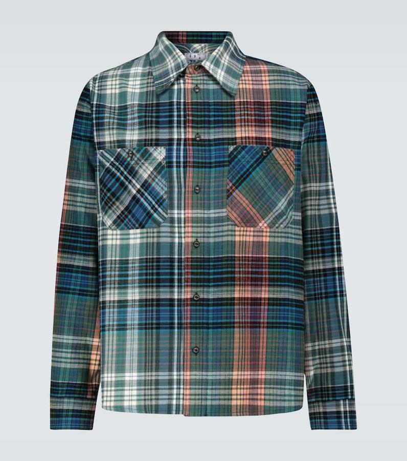 Camisa de franela, de Off-White. Esta camisa de franela de 100 % algodón de Off-White presenta una forma relajada, cuadros multicolor en toda su extensión y el estampado del logo en esténcil en la parte posterior. Precio: 525 €.