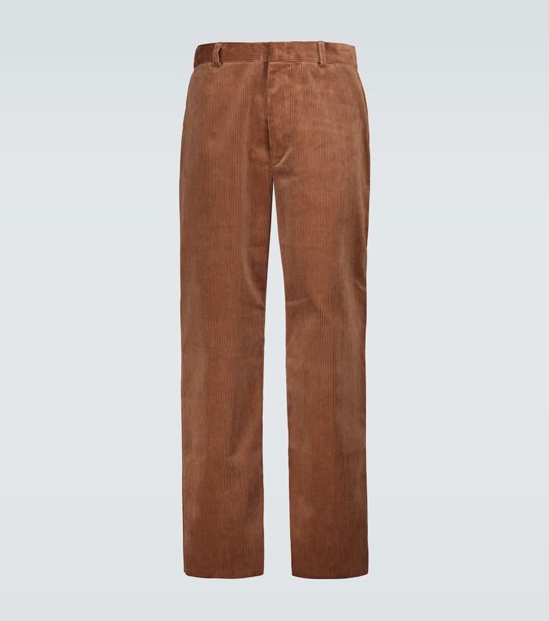 Pantalones de pana, de Alanui. Un diseño de corte recto perfecto para combinar tanto con botines como deportivas. Admite tanto prendas cálidas como otras en colores fríos. Cómodos y muy calentitos. Precio: 450 €.