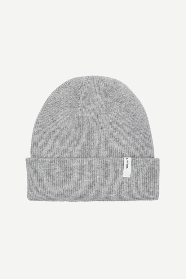 Gorro beanie, de Samsøe &amp; Samsøe. Un modelo en hilo con mezcla de lanas de cordero y puntada elástica. Disponible en gris y negro. Precio: 39,90 €.