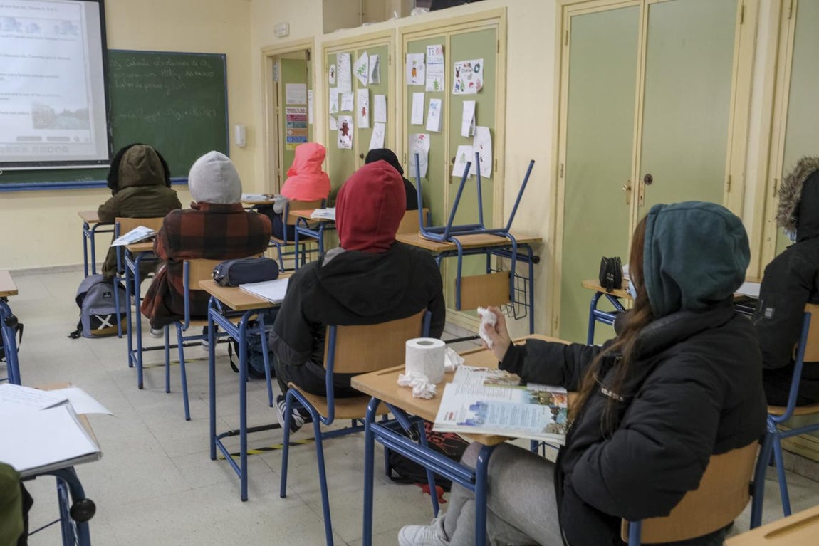 El frío en las aulas de Cádiz, en imágenes
