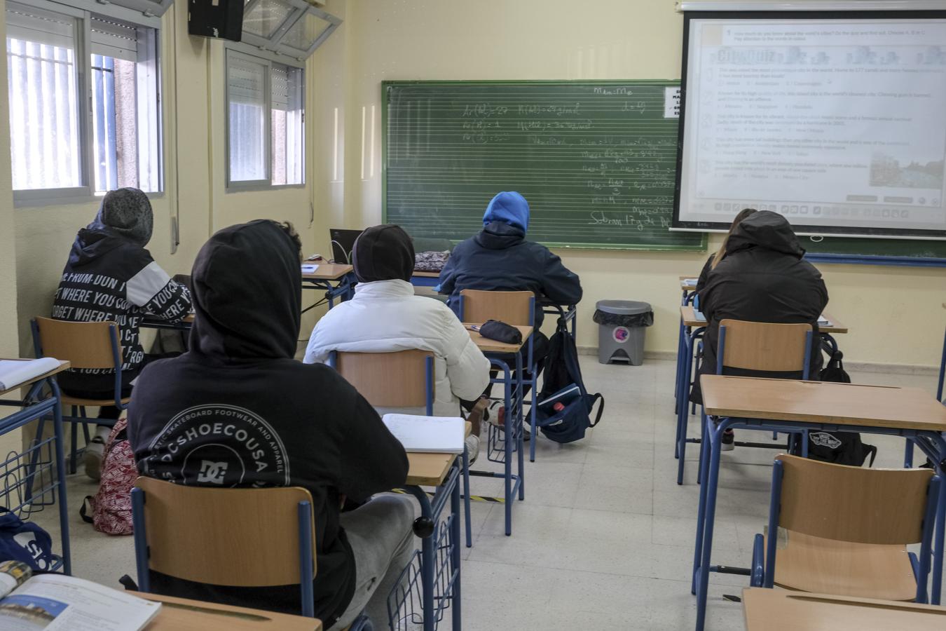 El frío en las aulas de Cádiz, en imágenes