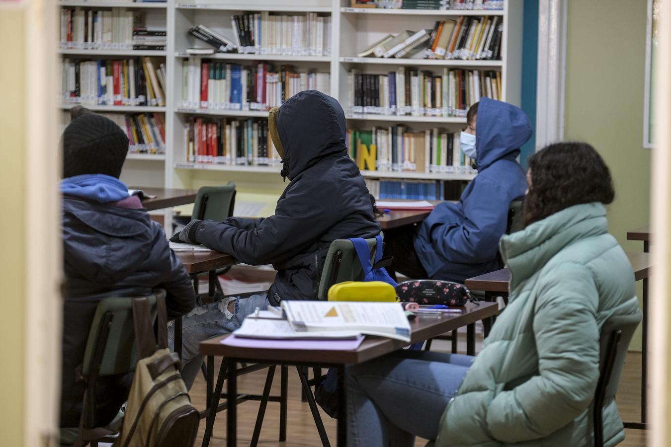 El frío en las aulas de Cádiz, en imágenes