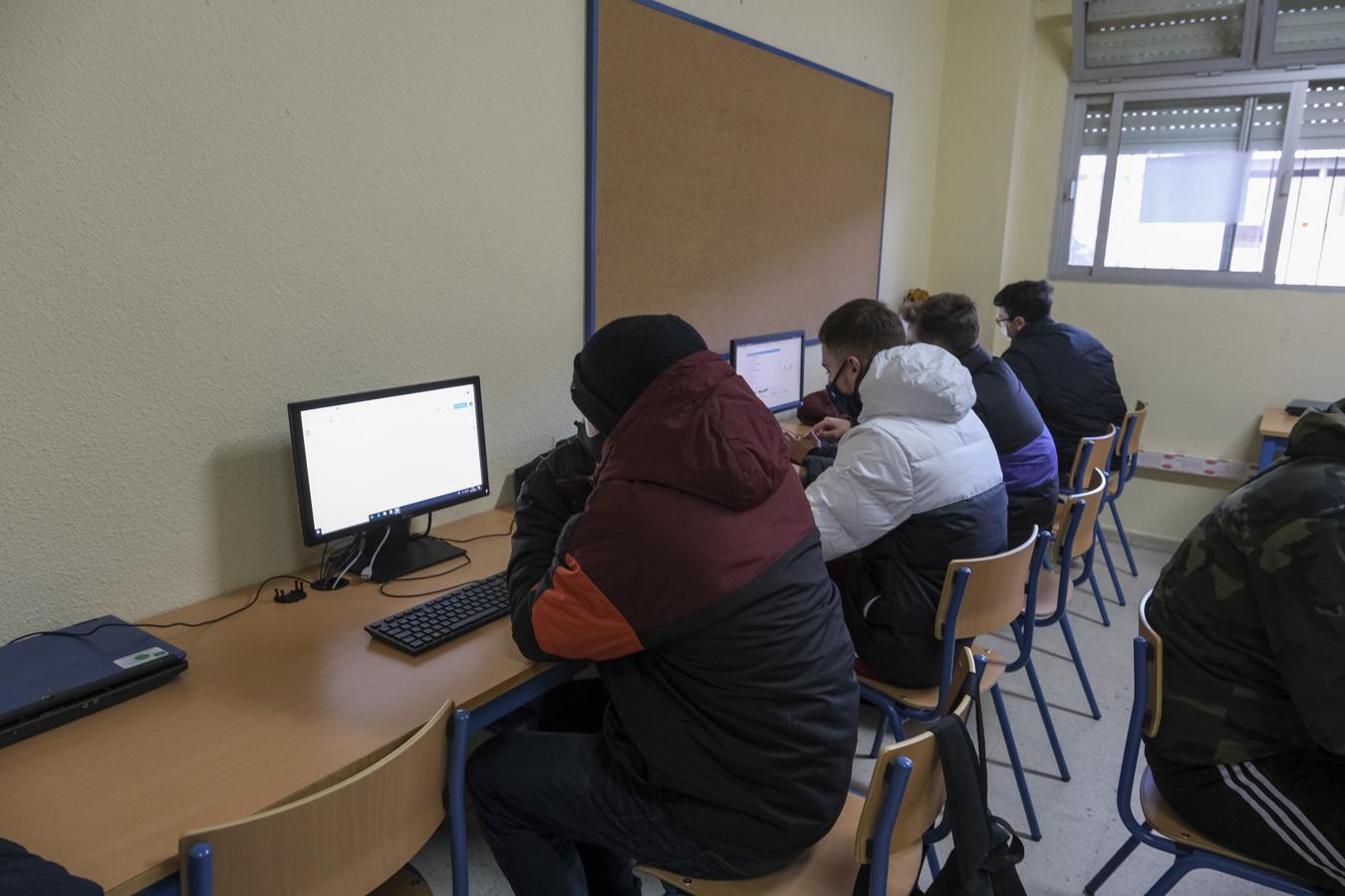 El frío en las aulas de Cádiz, en imágenes