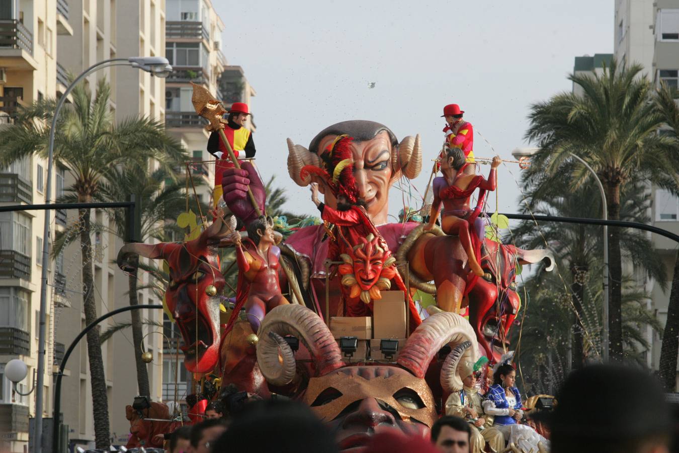 Cabalgata de Carnaval por la Avenida.