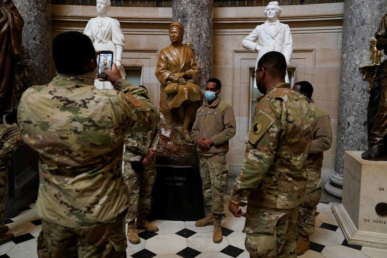 Integrantes de la Guardia Nacional se fotografían junto a la estatua de la activista Rosa Parks.. 