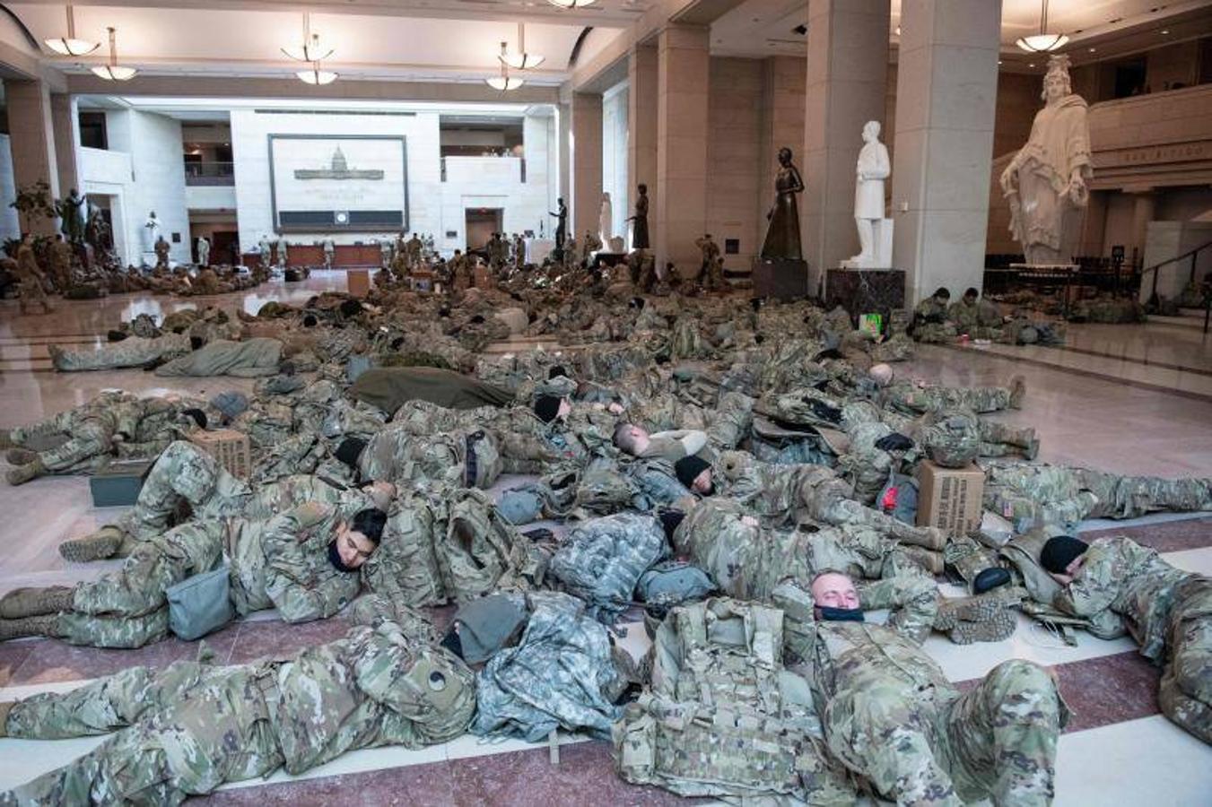 Miembros de la Guardia nacional estadounidense duermen en el suelo del Centro de Visitantes del Capitolio.. 