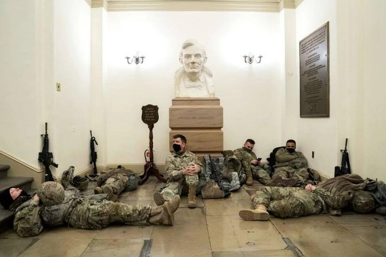 Integrantes de la Guardia Nacional duermen en el suelo del Capitolio.. 