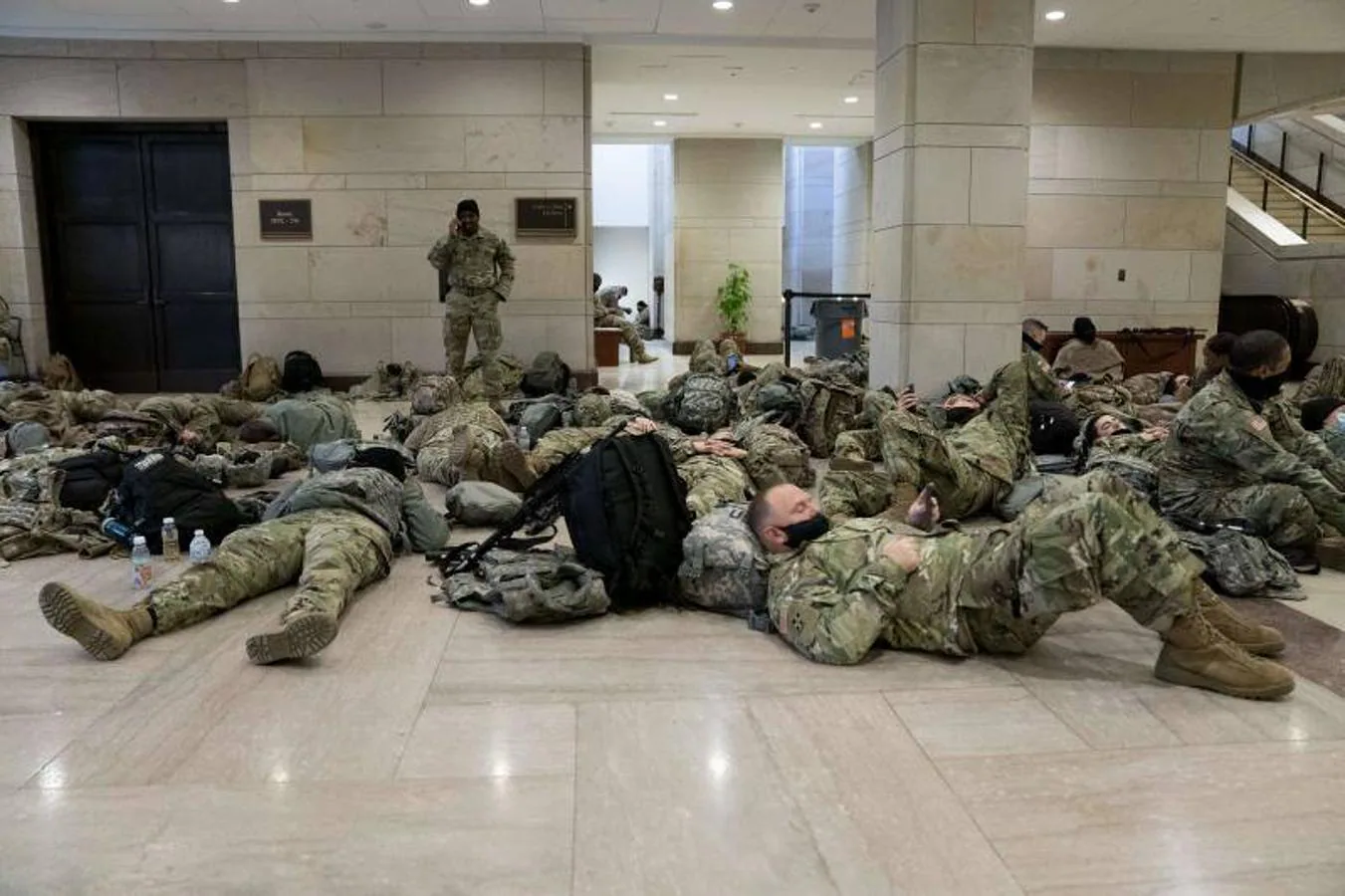 Soldados desplegados en el Capitolio estadounidense descansan en el interior del histórico edificio, dejando una imagen inusual y curiosa.. 
