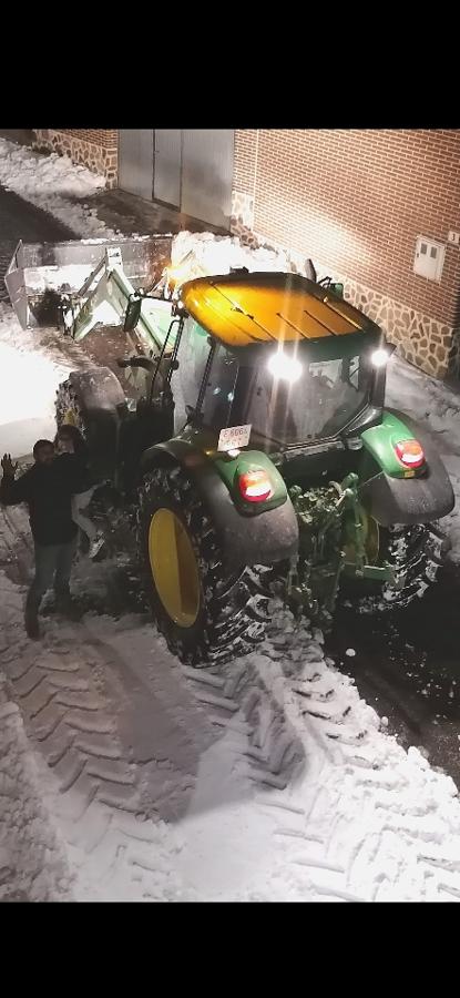 Rubén, de Alameda de la Sagra, con uno de sus tractores