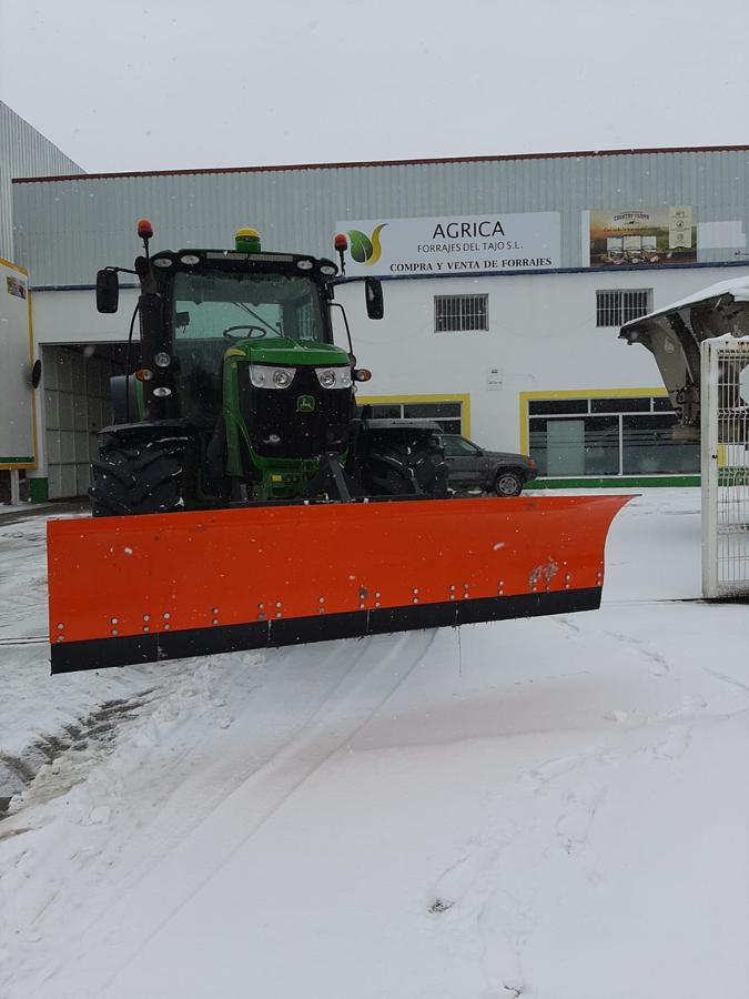 Rubén, de Alameda, con su tractor y una pala quitanieves incorporada