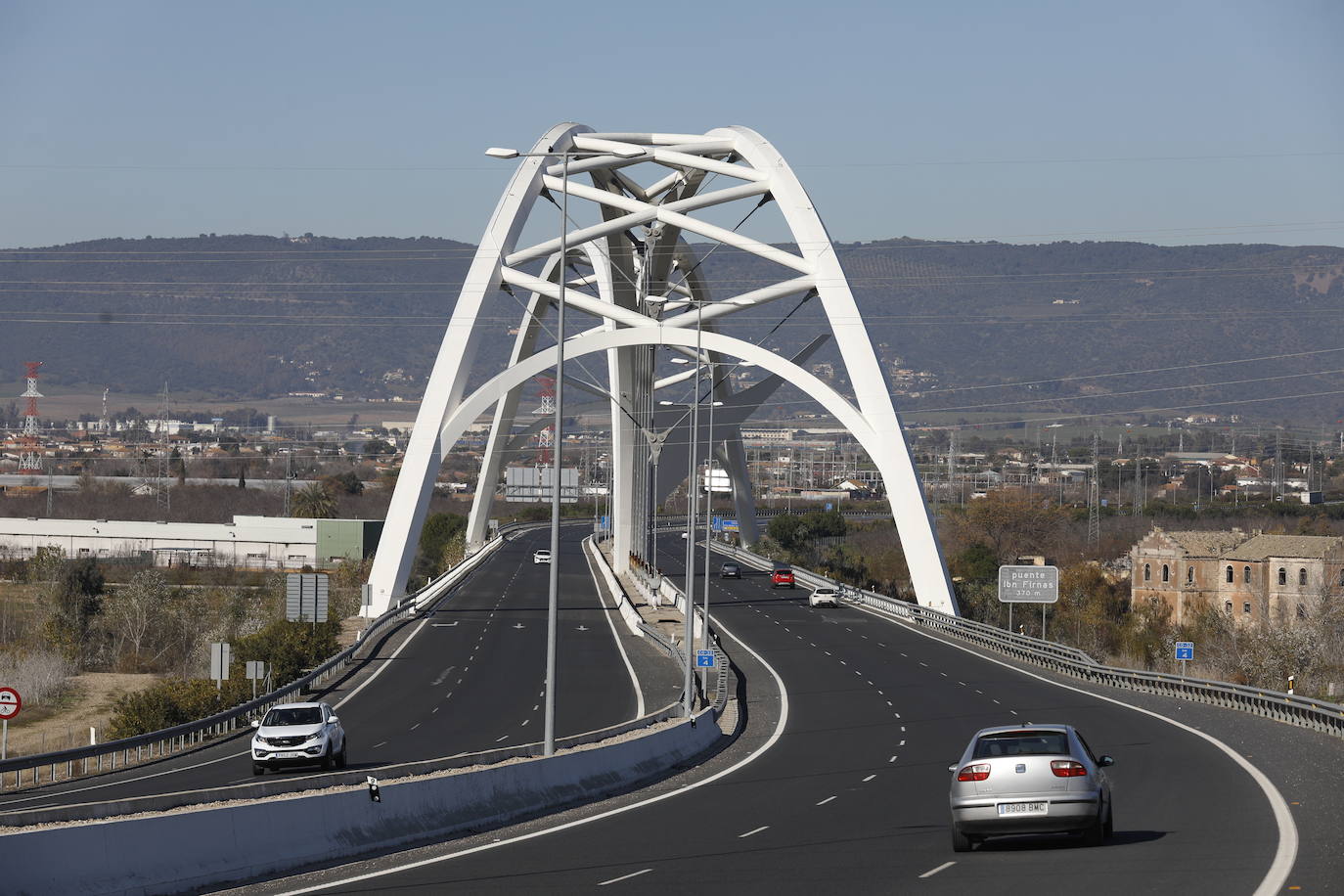 El esbelto aspecto del puente de Ibn Firnás de Córdoba que cumple 10 años, en imágenes