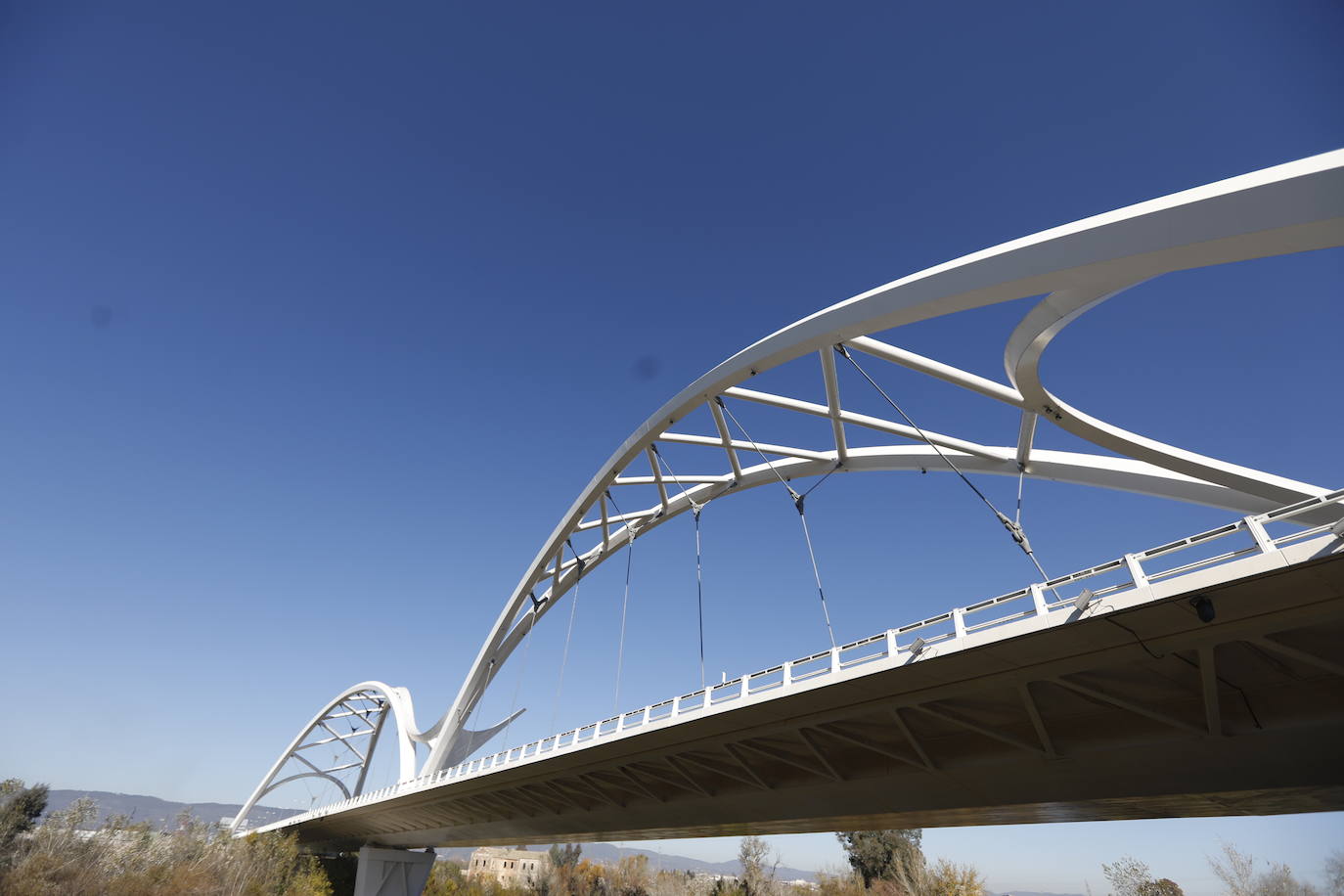 El esbelto aspecto del puente de Ibn Firnás de Córdoba que cumple 10 años, en imágenes