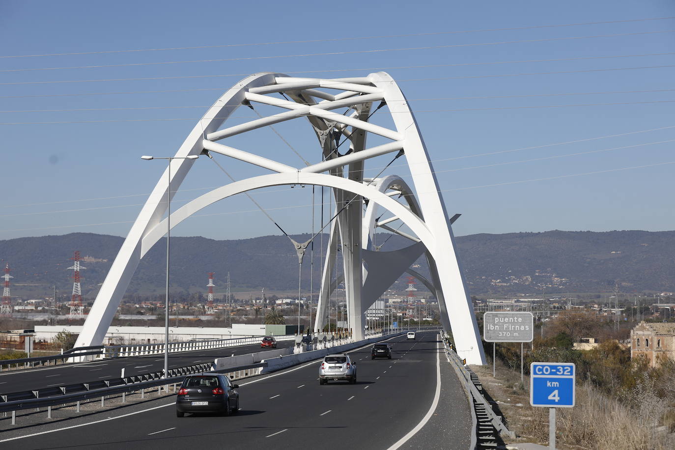 El esbelto aspecto del puente de Ibn Firnás de Córdoba que cumple 10 años, en imágenes