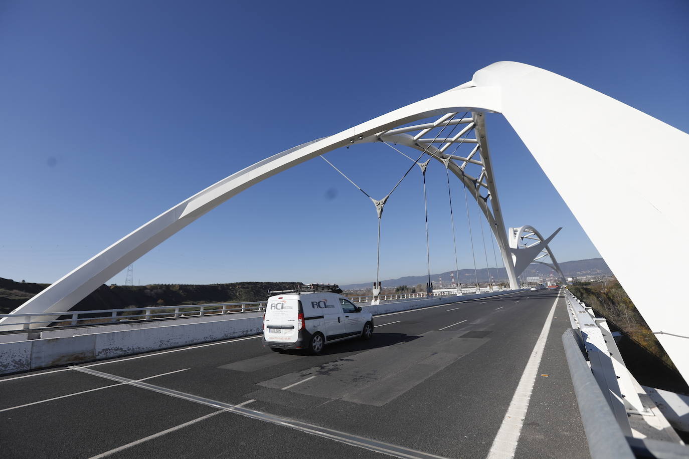 El esbelto aspecto del puente de Ibn Firnás de Córdoba que cumple 10 años, en imágenes