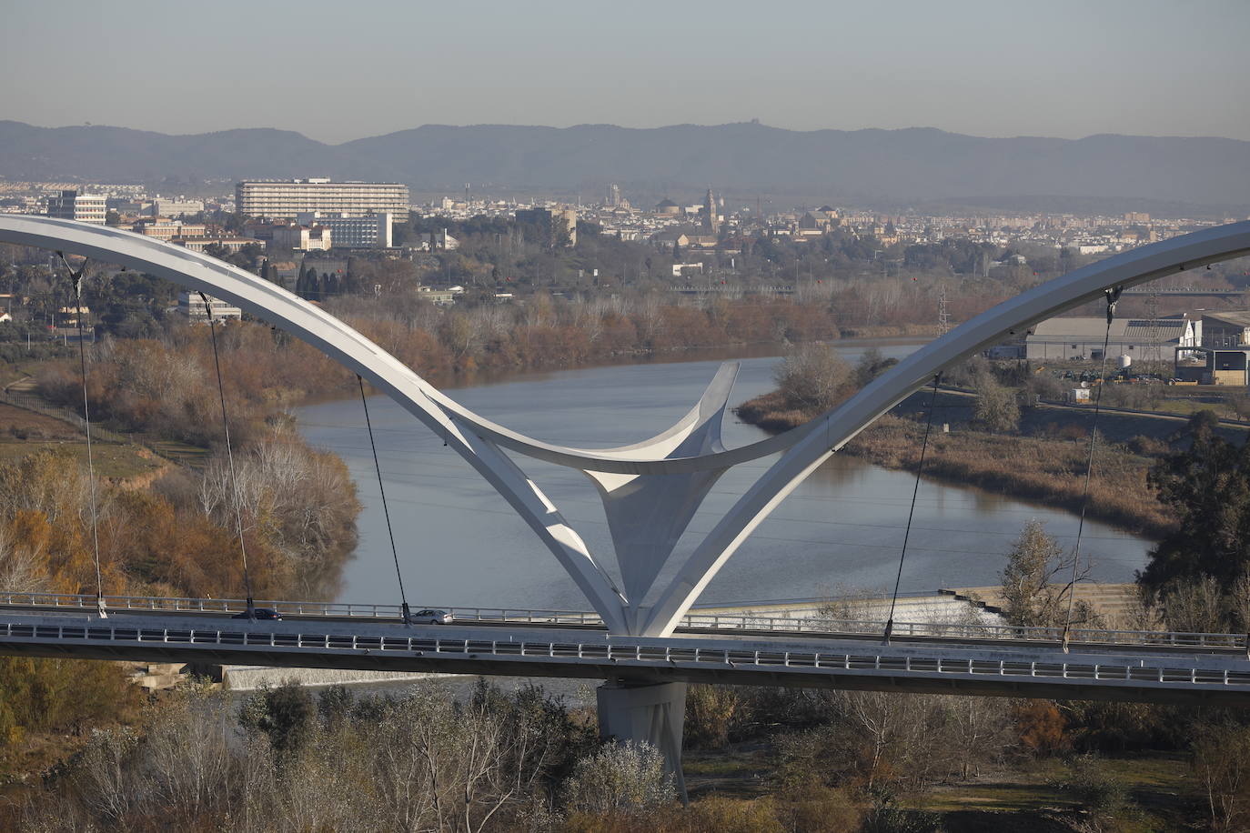 El esbelto aspecto del puente de Ibn Firnás de Córdoba que cumple 10 años, en imágenes